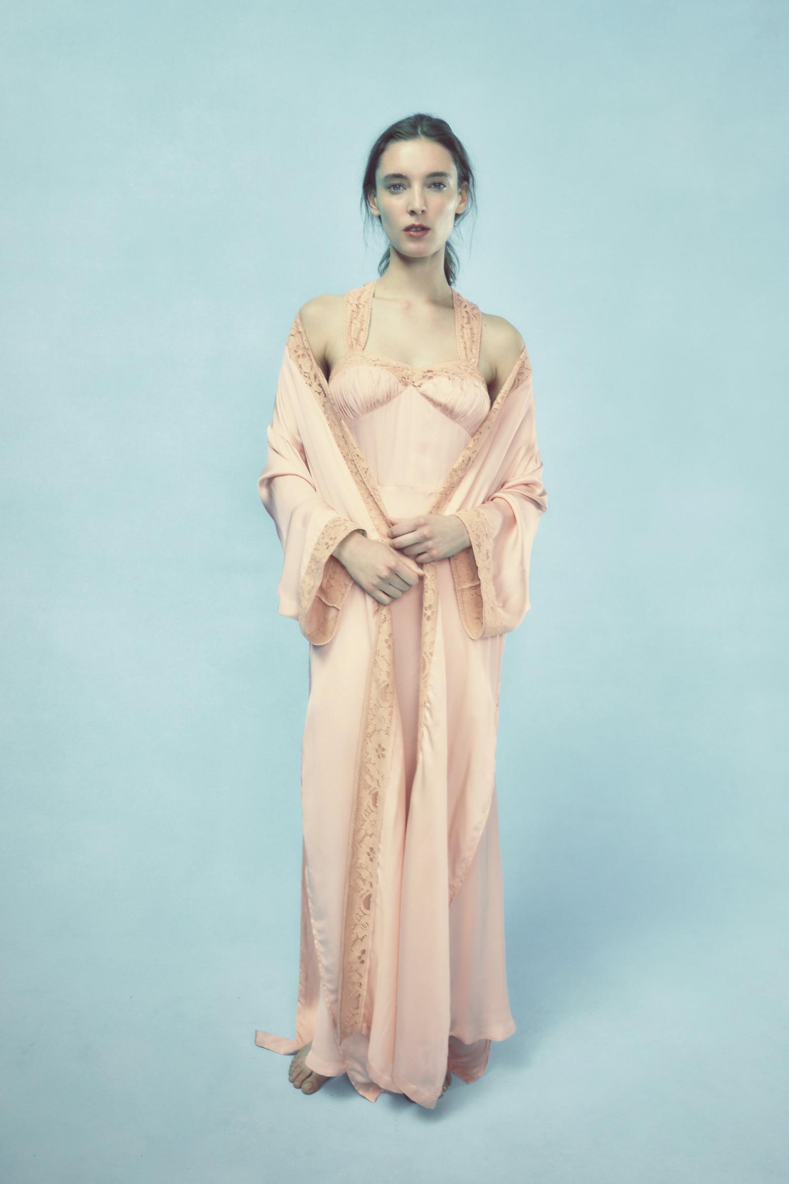 LENCERIA Mujer ZARA BATA SATINADA ENCAJE Rosa pastel Katiegibsonwrites
